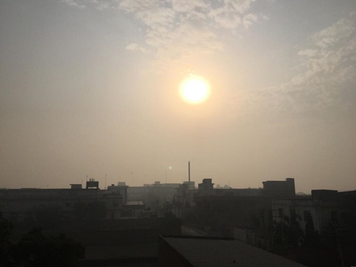 हल्की धूप और उमस भरा दिन