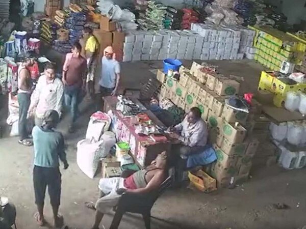 मोबाइल स्क्रॉल करता रहा मालिक, हार्ट अटैक से सामने तड़प- तड़प कर मर गया मजदूर रफीक