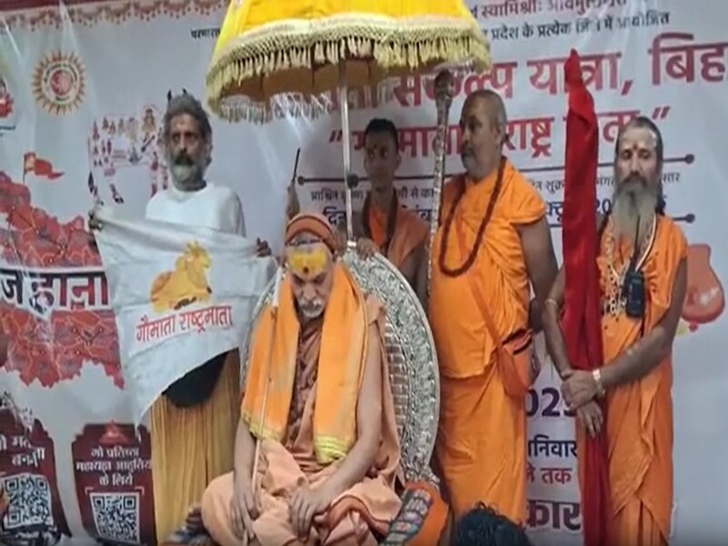 राहुल गांधी की विदेश यात्रा पर भी तंज