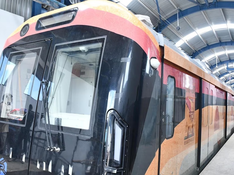  पान मसाला थूकर कर बिगाड़ी मेट्रो की सूरत