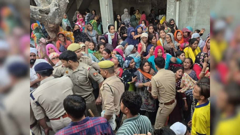तालिबानी विदेश मंत्री को देखने देवबंद गए थे मौलाना, घर लौटे तो पत्नी और बच्चों की मिली लाशें
