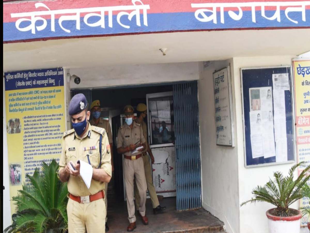 Baghpat Murder: हथौड़े से की मुफ्ती की बीवी और बेटियों की हत्या, पुलिस ने राज़ से उठाया पर्दा Baghpat Murder: हथौड़े से की मुफ्ती की बीवी और बेटियों की हत्या, पुलिस ने राज़ से उठाया पर्दा