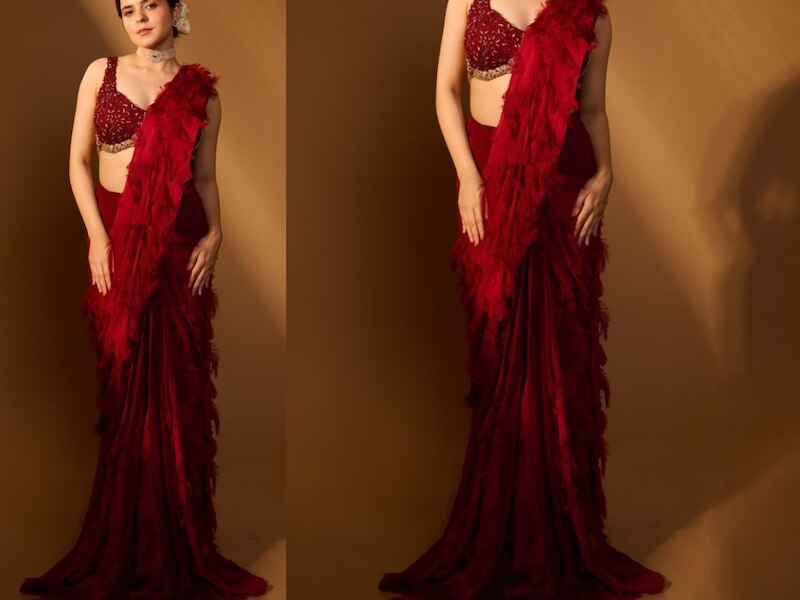 रेड साड़ी