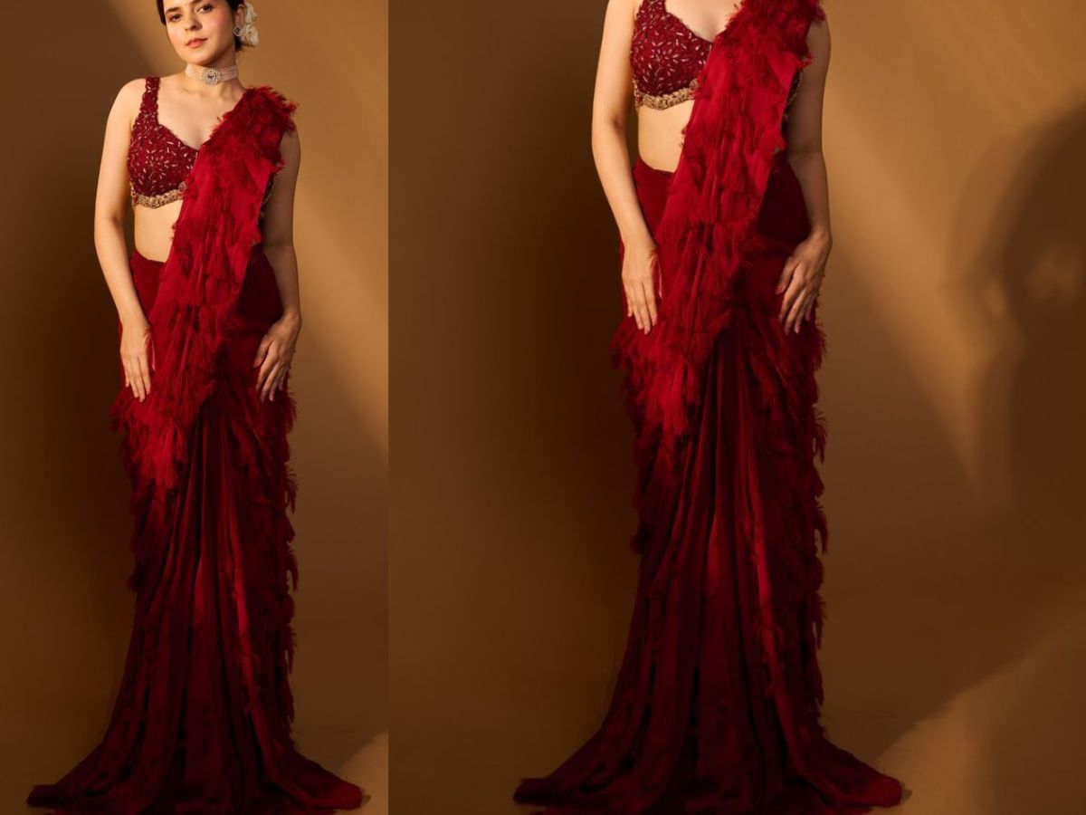 रेड साड़ी