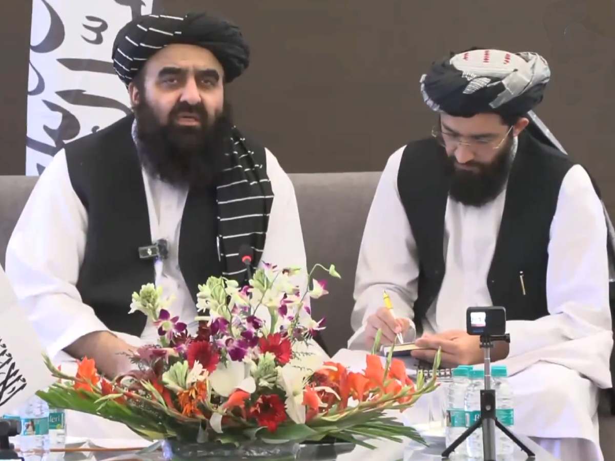 Afghanistan के विदेश मंत्री की PC में पहुंचीं महिला पत्रकार; मुत्तकी ने पेश की सफाई Afghanistan के विदेश मंत्री की PC में पहुंचीं महिला पत्रकार; मुत्तकी ने पेश की सफाई