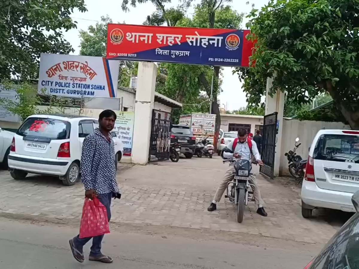 Panipat News: 'कठमुल्ला' शब्द कहने पर भारी विवाद, खूब चले लाठी-डंडे, कई घायल Panipat News: 'कठमुल्ला' शब्द कहने पर भारी विवाद, खूब चले लाठी-डंडे, कई घायल