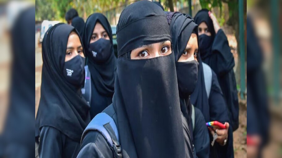 हिजाब पहनकर स्कूल गई लड़की को गेट पर रोका, मच गया बवाल; बंद करना पड़ा स्कूल!