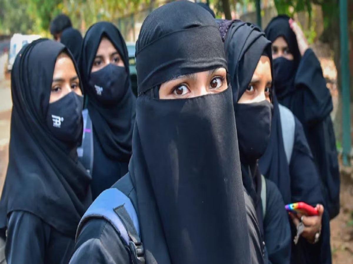 हिजाब पहनकर स्कूल गई लड़की को गेट पर रोका, मच गया बवाल; बंद करना पड़ा स्कूल! हिजाब पहनकर स्कूल गई लड़की को गेट पर रोका, मच गया बवाल; बंद करना पड़ा स्कूल!
