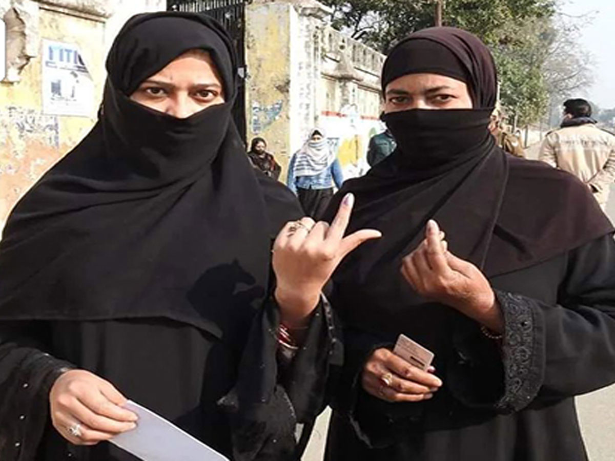 वोट डालते वक्त नकाब हटाने का आदेश, मुस्लिम महिलाओं ने जताई आपत्ति; सपा ने दी चेतावनी वोट डालते वक्त नकाब हटाने का आदेश, मुस्लिम महिलाओं ने जताई आपत्ति; सपा ने दी चेतावनी