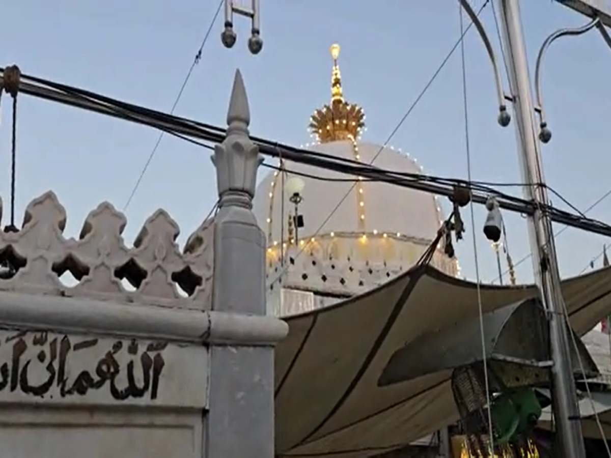 Ajmer Dargah के इस हिस्से को किया जाए सील और लगें कैमरे; कोर्ट में दाखिल हुई अर्जी Ajmer Dargah के इस हिस्से को किया जाए सील और लगें कैमरे; कोर्ट में दाखिल हुई अर्जी