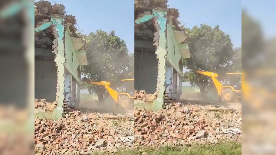Sambhal में 30 साल पुरानी मस्जिद पर चला बुलडोजर, जानें क्या है पूरा मामला?
