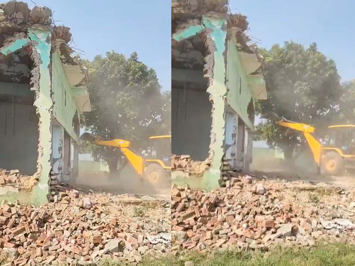 Sambhal में 30 साल पुरानी मस्जिद पर चला बुलडोजर, जानें क्या है पूरा मामला? Sambhal में 30 साल पुरानी मस्जिद पर चला बुलडोजर, जानें क्या है पूरा मामला?