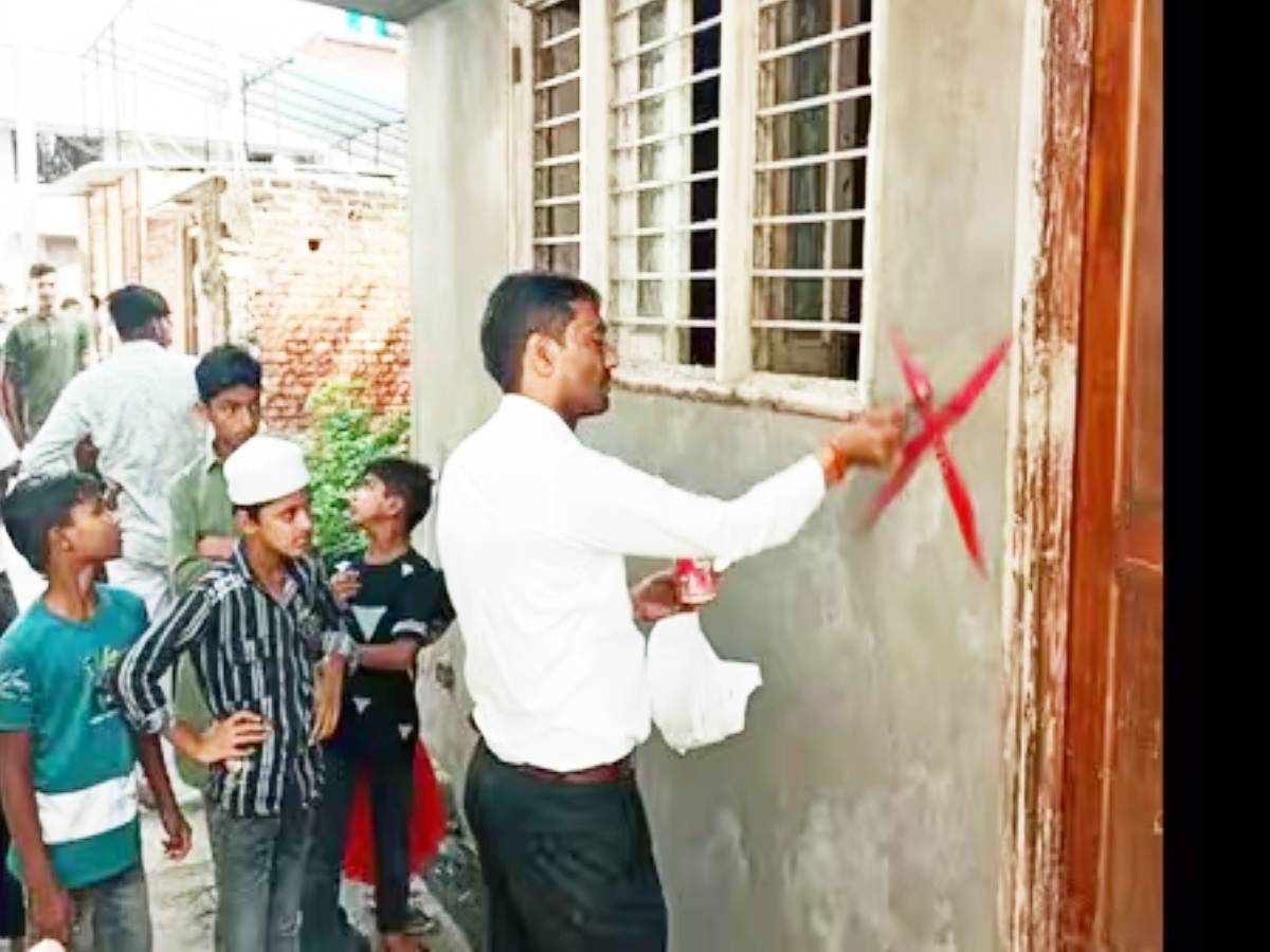 हातिम सराय गांव को HC से मिली बड़ी राहत; फिलहाल नहीं टूटेंगे मुसलमानों के घर हातिम सराय गांव को HC से मिली बड़ी राहत; फिलहाल नहीं टूटेंगे मुसलमानों के घर