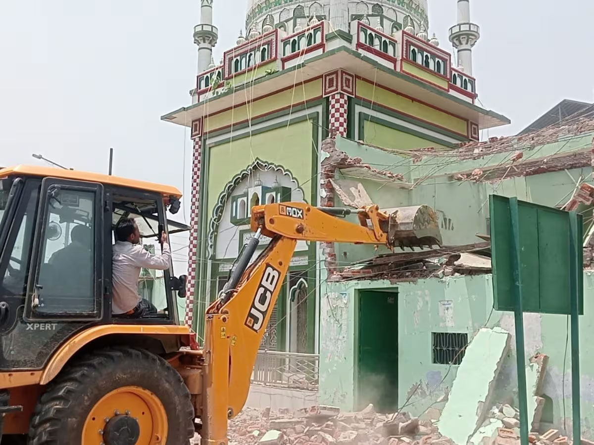 संभल में मस्जिद और 80 मकानों पर नहीं चलेगा बुलडोजर, इलाहाबाद हाईकोर्ट का बड़ा फैसला संभल में मस्जिद और 80 मकानों पर नहीं चलेगा बुलडोजर, इलाहाबाद हाईकोर्ट का बड़ा फैसला