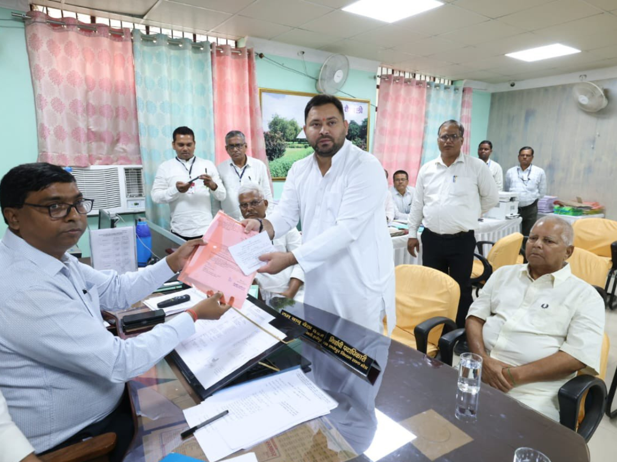 तेजस्वी के नामांकन से बढ़ा चुनावी गर्मी