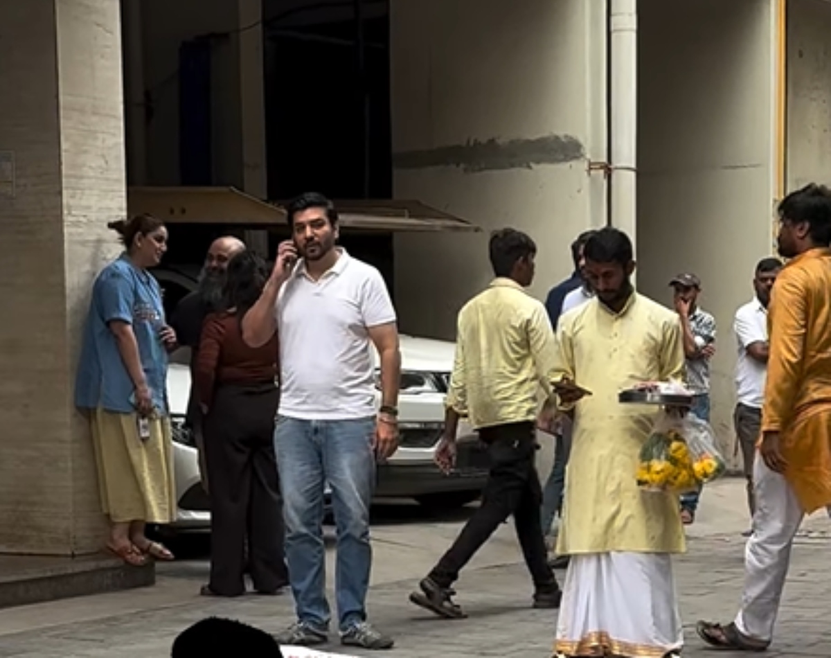 घर के बाहर सितारों का जमावड़ा