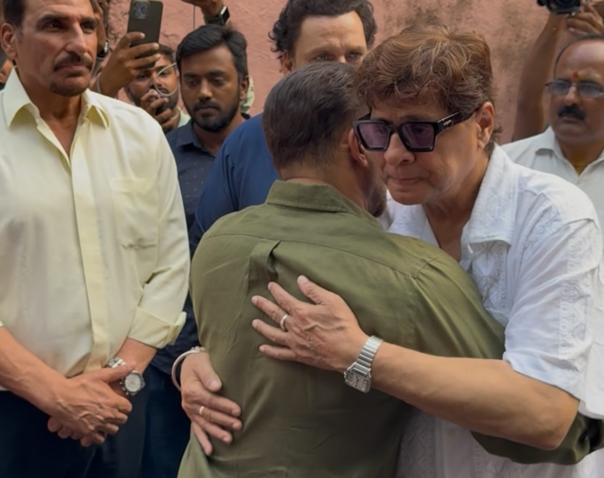 फिरोज खान के लगे गले