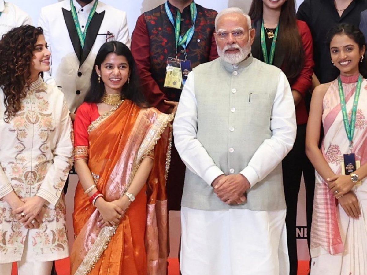 25 साल की मैथिली ठाकुर ने थामा बीजेपी का दामन