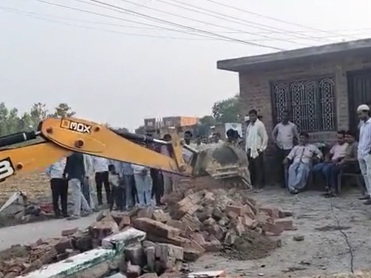 ग्राम प्रधान के अवैध कब्जे पर चला बुलडोजर ग्राम प्रधान के अवैध कब्जे पर चला बुलडोजर