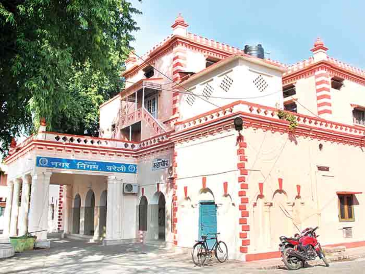 बरेली हिंसा केस में मुसलमानों पर टूटा कहर, BMC 27 मकानों को गिराने का भेजा नोटिस! बरेली हिंसा केस में मुसलमानों पर टूटा कहर, BMC 27 मकानों को गिराने का भेजा नोटिस!