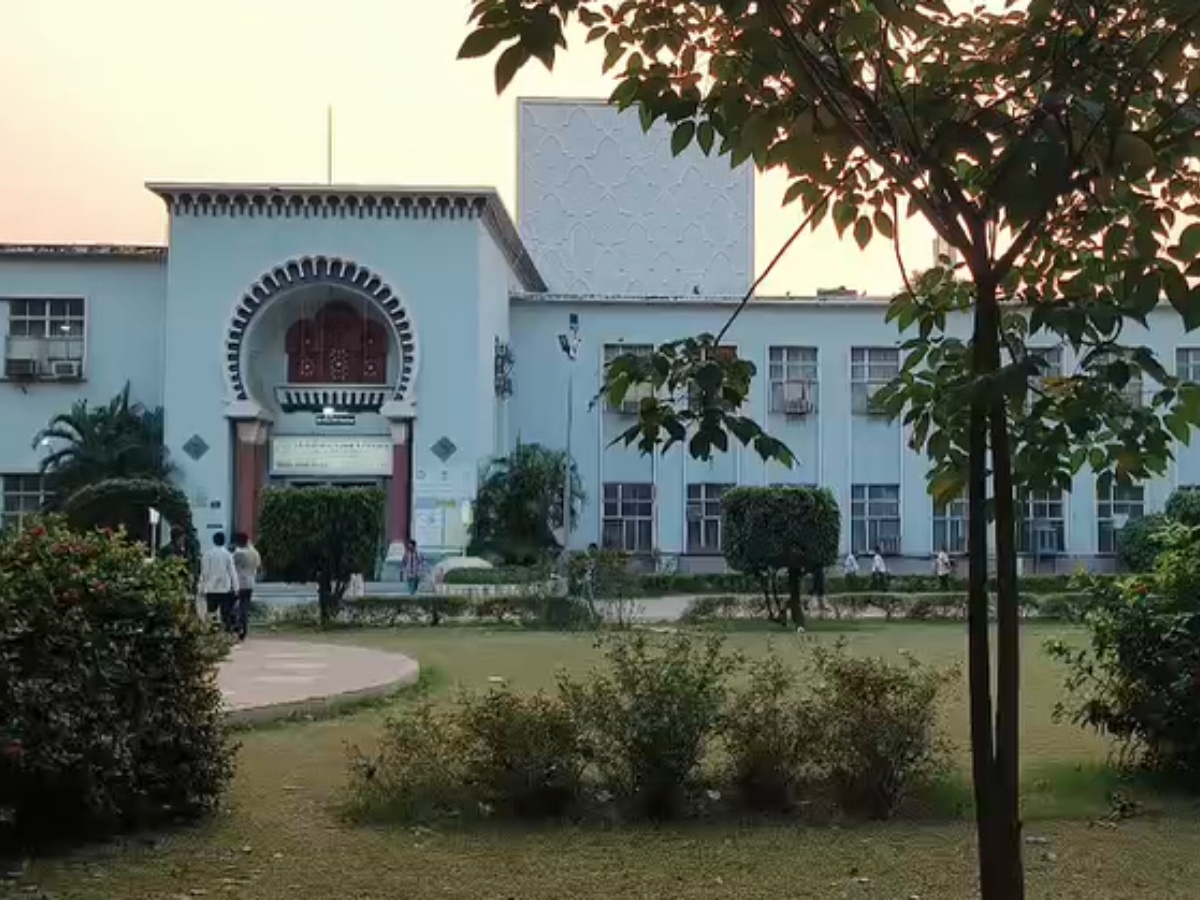 AMU में होली के बाद अब दीवाली पर भी तनाव; हिंदूवादी छात्रों ने यूनिवर्सिटी प्रशासन को दिया 24 घंटे का अल्टीमेटम! AMU में होली के बाद अब दीवाली पर भी तनाव; हिंदूवादी छात्रों ने यूनिवर्सिटी प्रशासन को दिया 24 घंटे का अल्टीमेटम!