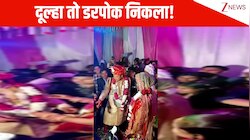 वरमाला के दौरान स्टेज पर शख्स ने फोड़ा ऐसा पटाखा, निकल गई Groom की चीख
