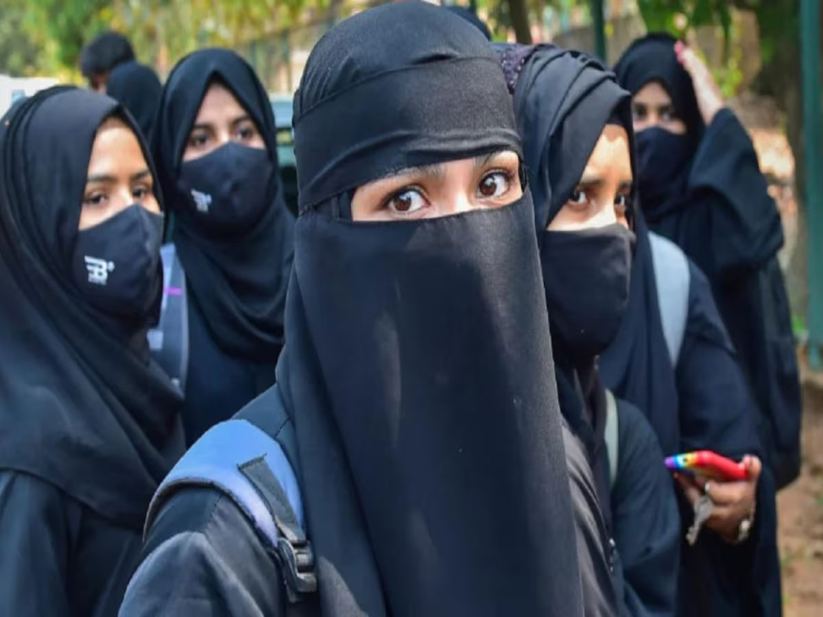 मंत्री के दखल के बाद स्कूल प्रिंसिपल की अकड़ पड़ी ढीली; कहा- हिजाब पहनकर आने वाली का करूंगी स्वागत..... मंत्री के दखल के बाद स्कूल प्रिंसिपल की अकड़ पड़ी ढीली; कहा- हिजाब पहनकर आने वाली का करूंगी स्वागत.....
