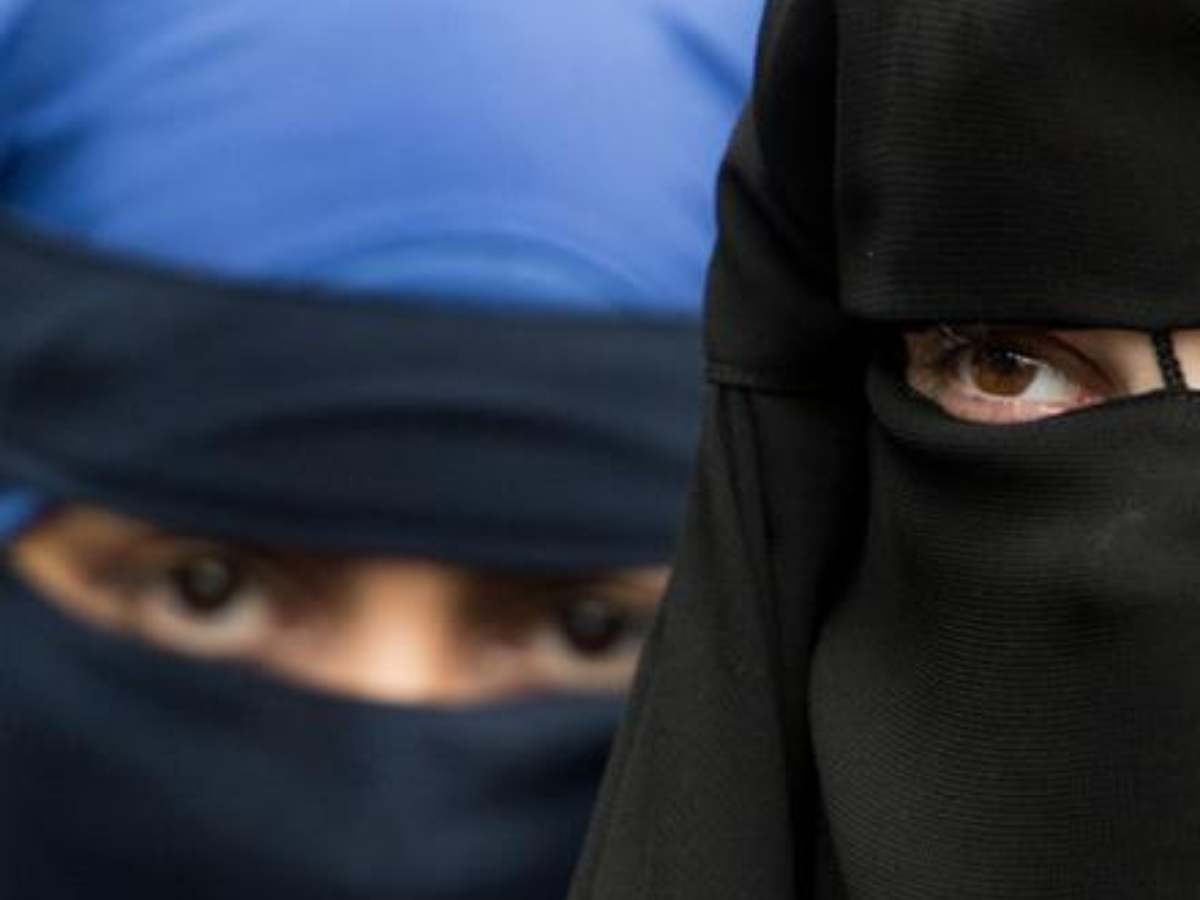 Meerut: कॉलेज ने बुर्का पहनी महिलाओं को नहीं दी कार्यक्रम में एंट्री, भारी विवाद Meerut: कॉलेज ने बुर्का पहनी महिलाओं को नहीं दी कार्यक्रम में एंट्री, भारी विवाद