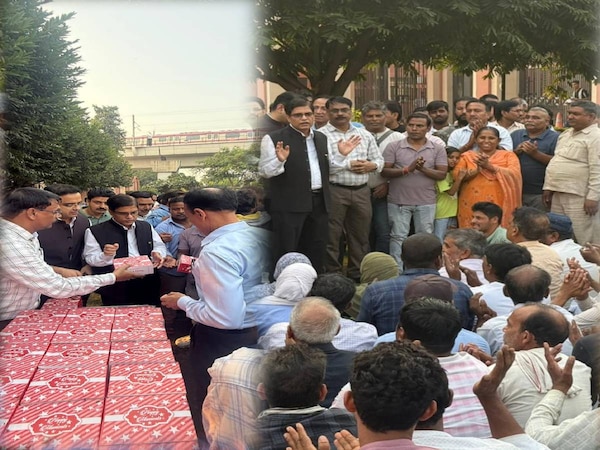 जामिया में दीपवली की धूम, वाइस चांसलर ने कैंपस के सफाई कर्मियों के साथ बांटी खुशियां