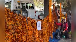 रंग-बिरंगे फूलों की खुशबू से महके कुल्लू के बाजार, दिवाली पर मालाओं की बढ़ी मांग