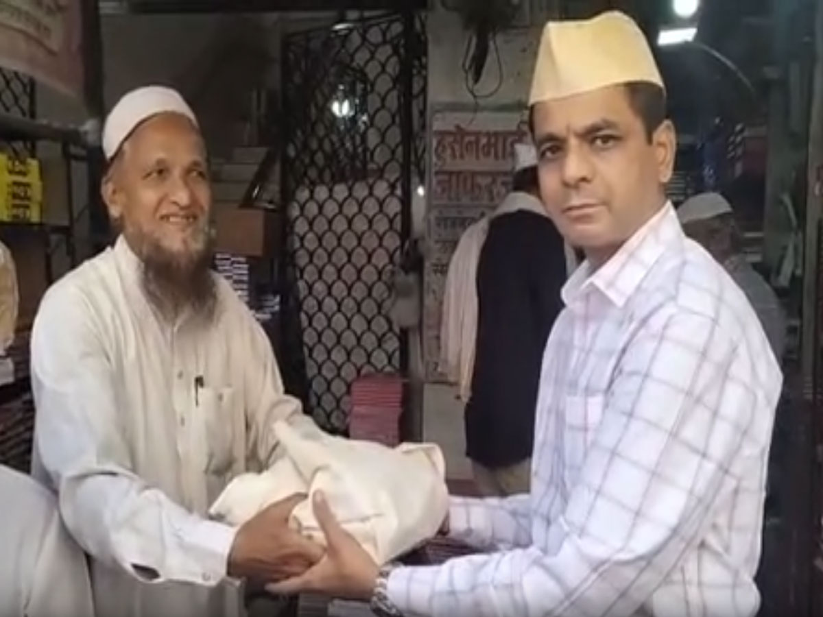 Pune News: नफरत का अजेंडा ध्वस्त! मुस्लिम दुकानदारों से हिन्दू ग्राहकों ने की जमकर खरीदारी Pune News: नफरत का अजेंडा ध्वस्त! मुस्लिम दुकानदारों से हिन्दू ग्राहकों ने की जमकर खरीदारी