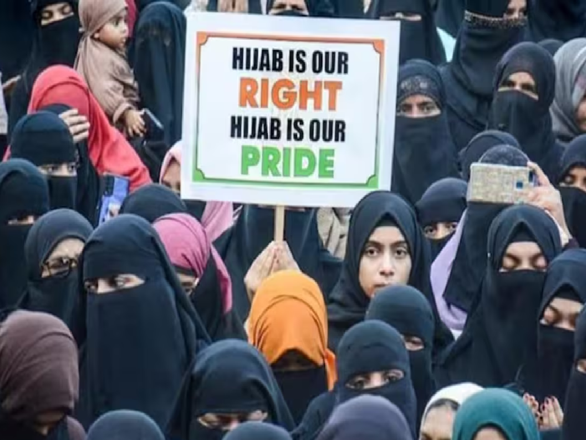 हिजाब विवाद के बाद सेंट रीटा स्कूल पर धार्मिक भेदभाव का आरोप, मुस्लिम छात्राओं ने मांगा ट्रांसफर सर्टिफिकेट हिजाब विवाद के बाद सेंट रीटा स्कूल पर धार्मिक भेदभाव का आरोप, मुस्लिम छात्राओं ने मांगा ट्रांसफर सर्टिफिकेट