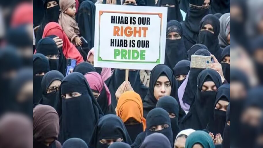  हिजाब विवाद के बाद सेंट रीटा स्कूल पर धार्मिक भेदभाव का आरोप, मुस्लिम छात्राओं ने मांगा ट्रांसफर सर्टिफिकेट