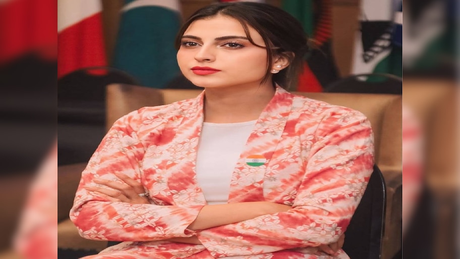 राइटर रोशन ने बिग बॉस स्टार फरहाना को बताया आतंवादी, फैंस ने सोशल मीडिया पर मचाया बवाल