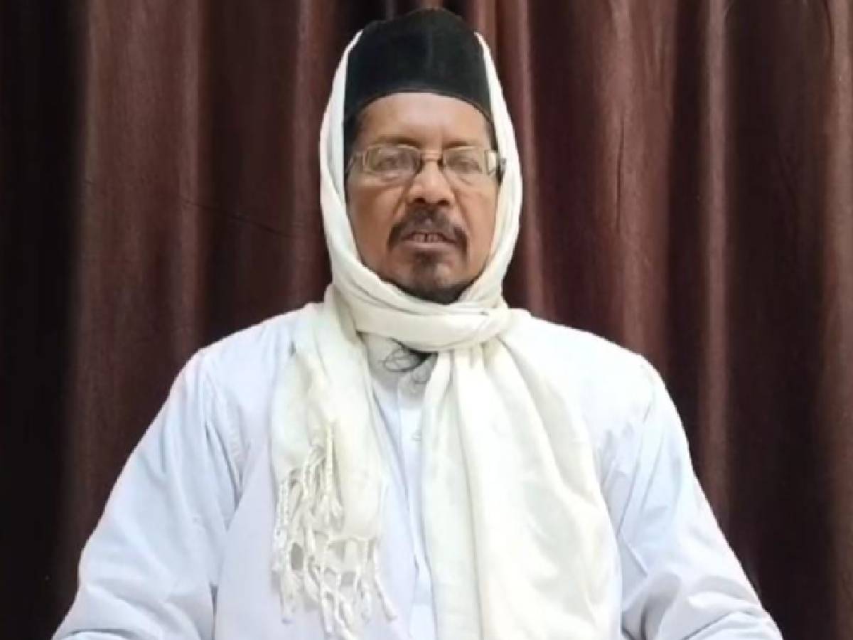 शनिवारवाड़ा में नमाज पढ़ने पर भड़के मौलाना शहाबुद्दीन, मुसलमानों को मस्जिद में इबादत करने की दी नसीहत शनिवारवाड़ा में नमाज पढ़ने पर भड़के मौलाना शहाबुद्दीन, मुसलमानों को मस्जिद में इबादत करने की दी नसीहत