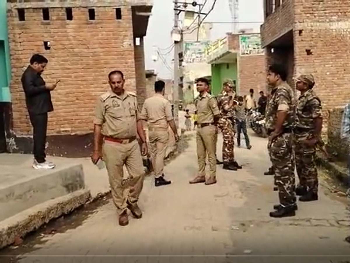 Sambhal में पटाखे छोड़ने पर विवाद, दो समुदायों में खूब चले लाठी-डंडे और पत्थर Sambhal में पटाखे छोड़ने पर विवाद, दो समुदायों में खूब चले लाठी-डंडे और पत्थर