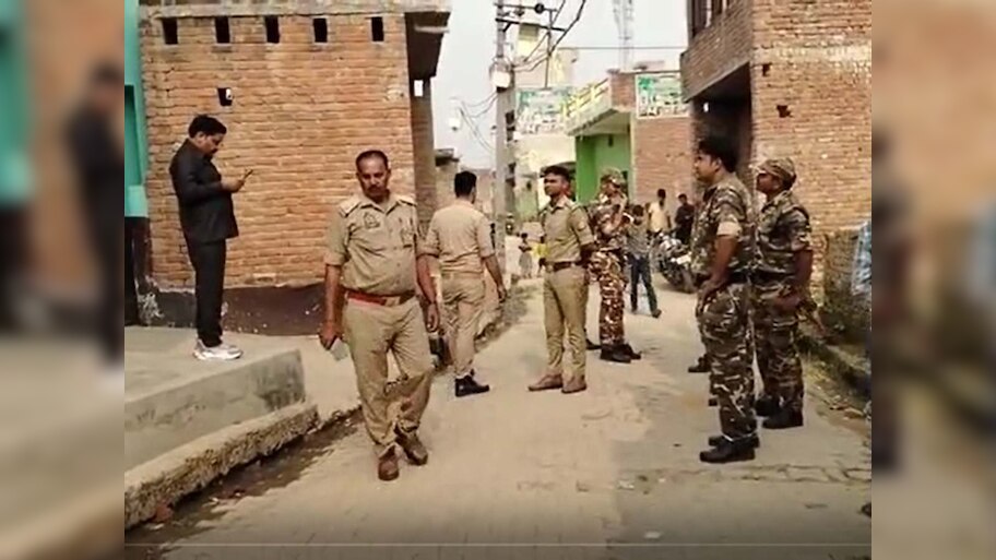 Sambhal में पटाखे छोड़ने पर विवाद, दो समुदायों में खूब चले लाठी-डंडे और पत्थर