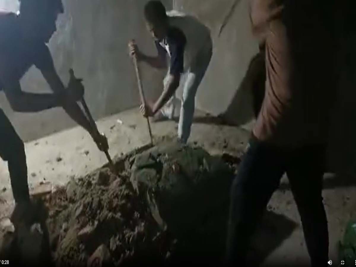 Mirzapur: गांव में एक भी मुसलमान नहीं, फिर कैसे बन गया मज़ार; हिंदू संगठनों ने तोड़ा Mirzapur: गांव में एक भी मुसलमान नहीं, फिर कैसे बन गया मज़ार; हिंदू संगठनों ने तोड़ा