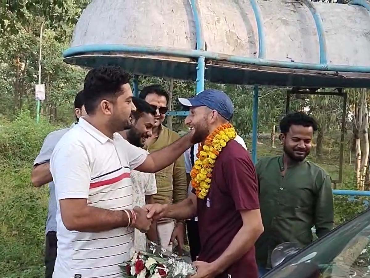 कश्मीर फेरीवाले नजाकत अली को BJP नेता ने क्यों दी इतनी इज्ज़त; पहलगाम हमले के बाद हुए थे मशहूर कश्मीर फेरीवाले नजाकत अली को BJP नेता ने क्यों दी इतनी इज्ज़त; पहलगाम हमले के बाद हुए थे मशहूर
