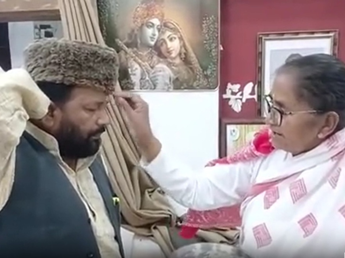संभल में मंत्री गुलाब देवी ने मौलाना भाई को लगाया तिलक, शादी में 'भात' देने की रस्म भी निभाते हैं फिरोज़ खां संभल में मंत्री गुलाब देवी ने मौलाना भाई को लगाया तिलक, शादी में 'भात' देने की रस्म भी निभाते हैं फिरोज़ खां