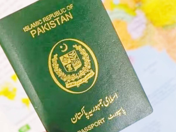 कई सालों बाद पाकिस्तानी पासपोर्ट में होगा बड़ा बदलाव; गृह मंत्रालय से मिली मंज़ूरी
