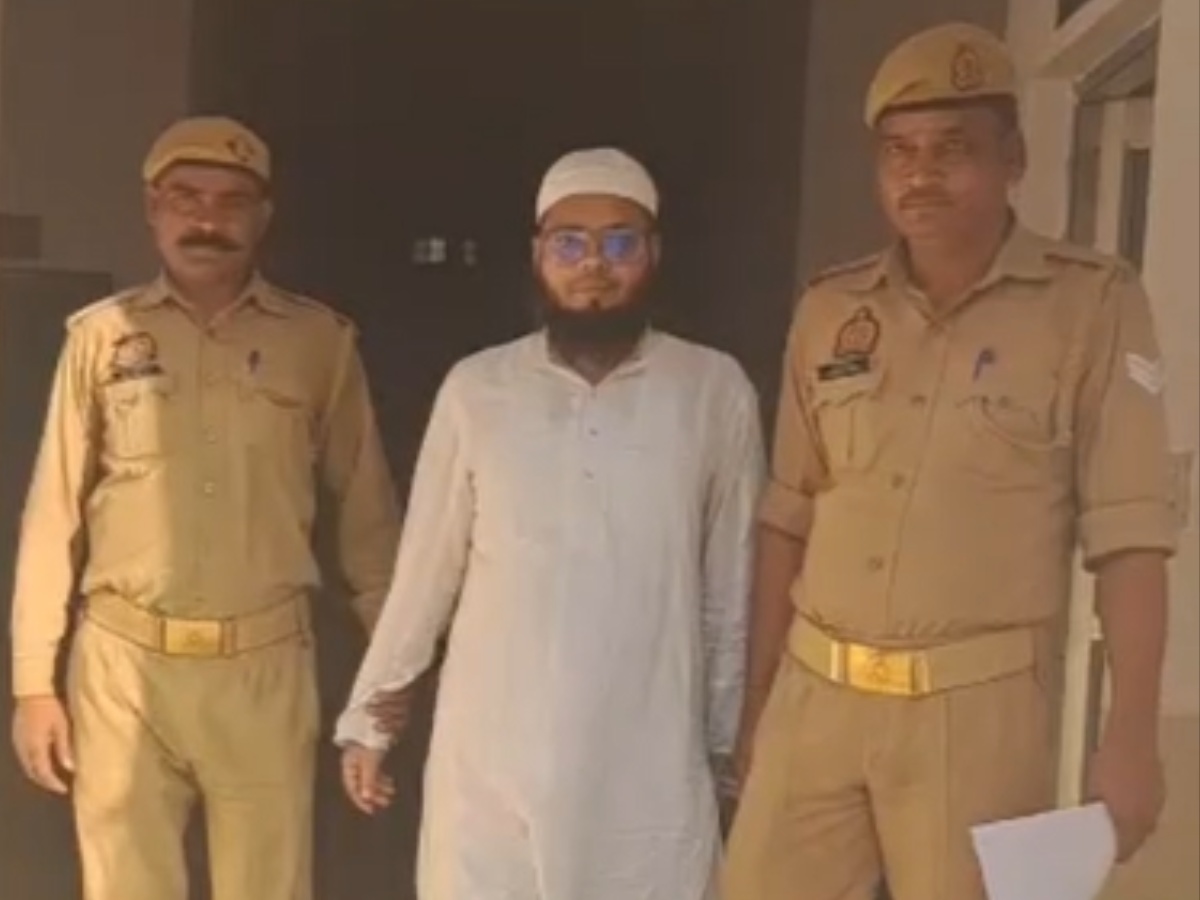 मुरादाबाद: 'वर्जिनिटी जांच' केस में नया खुलासा, पति-पत्नी के विवाद में मदरसे पर गिरी गाज? मुरादाबाद: 'वर्जिनिटी जांच' केस में नया खुलासा, पति-पत्नी के विवाद में मदरसे पर गिरी गाज?