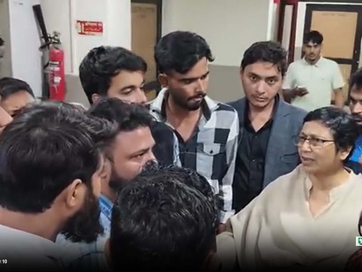 अलीगढ़ मुस्लिम यूनिवर्सिटी में फंदे से लटकी मिली छात्रा की लाश; कैंपस में हड़कंप! अलीगढ़ मुस्लिम यूनिवर्सिटी में फंदे से लटकी मिली छात्रा की लाश; कैंपस में हड़कंप!