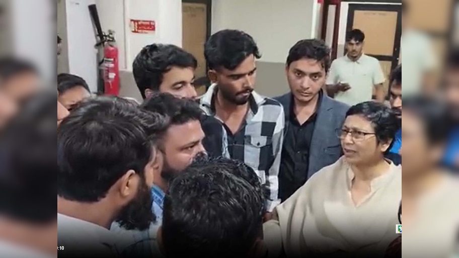 अलीगढ़ मुस्लिम यूनिवर्सिटी में फंदे से लटकी मिली छात्रा की लाश; कैंपस में हड़कंप!