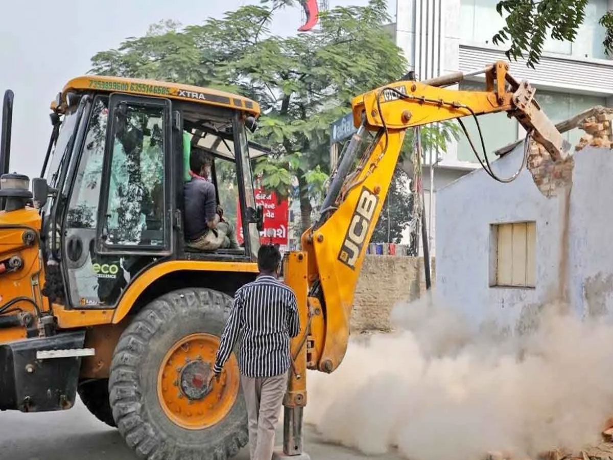 संभल के वारिस नगर में 34 मकानों पर बुलडोजर की तैयारी, दहशत में हैं लोग संभल के वारिस नगर में 34 मकानों पर बुलडोजर की तैयारी, दहशत में हैं लोग