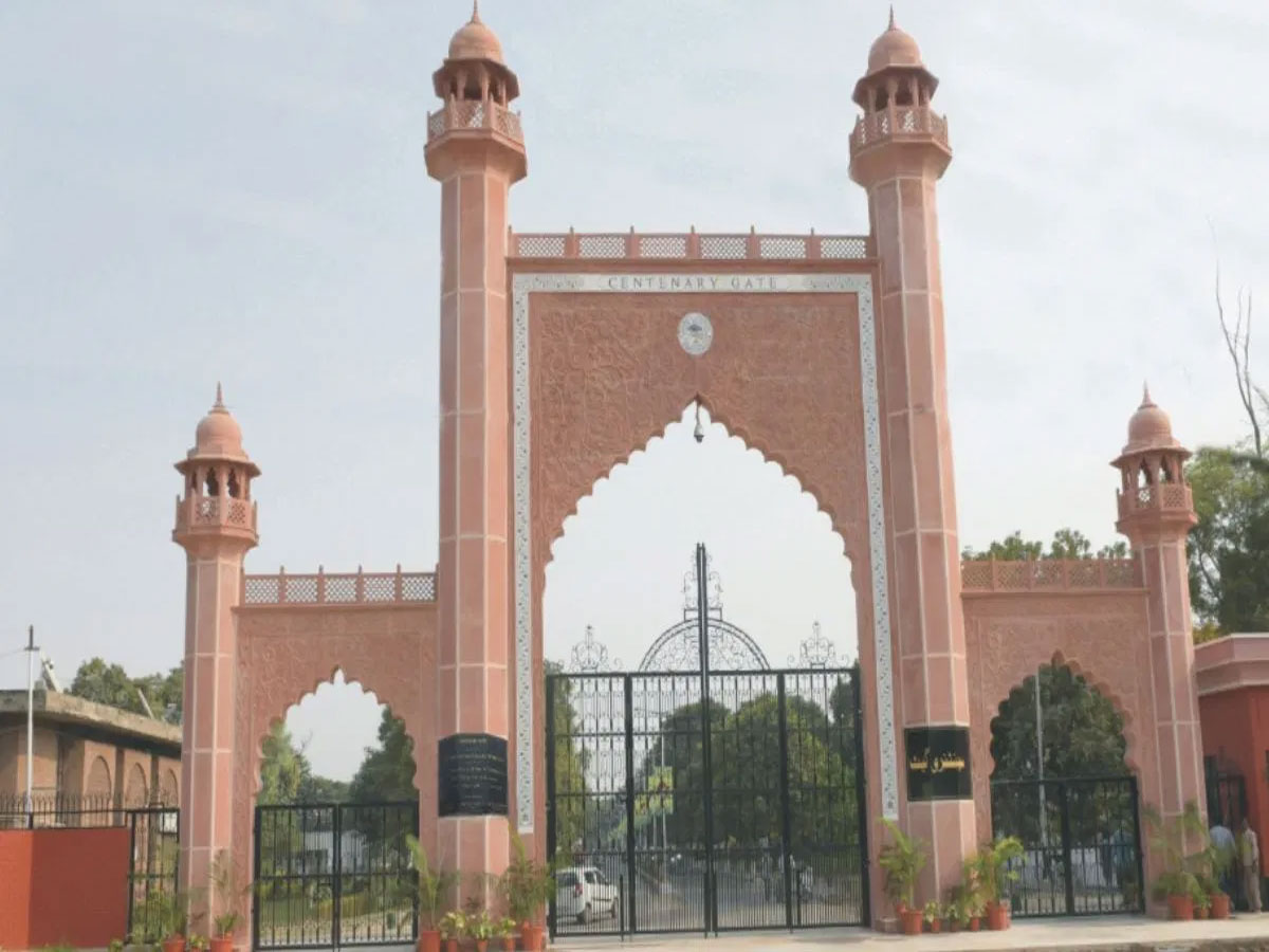 AMU News: 11वीं के छात्र पर तमंचे की बट से हमला, पुलिस जांच में जुटी AMU News: 11वीं के छात्र पर तमंचे की बट से हमला, पुलिस जांच में जुटी
