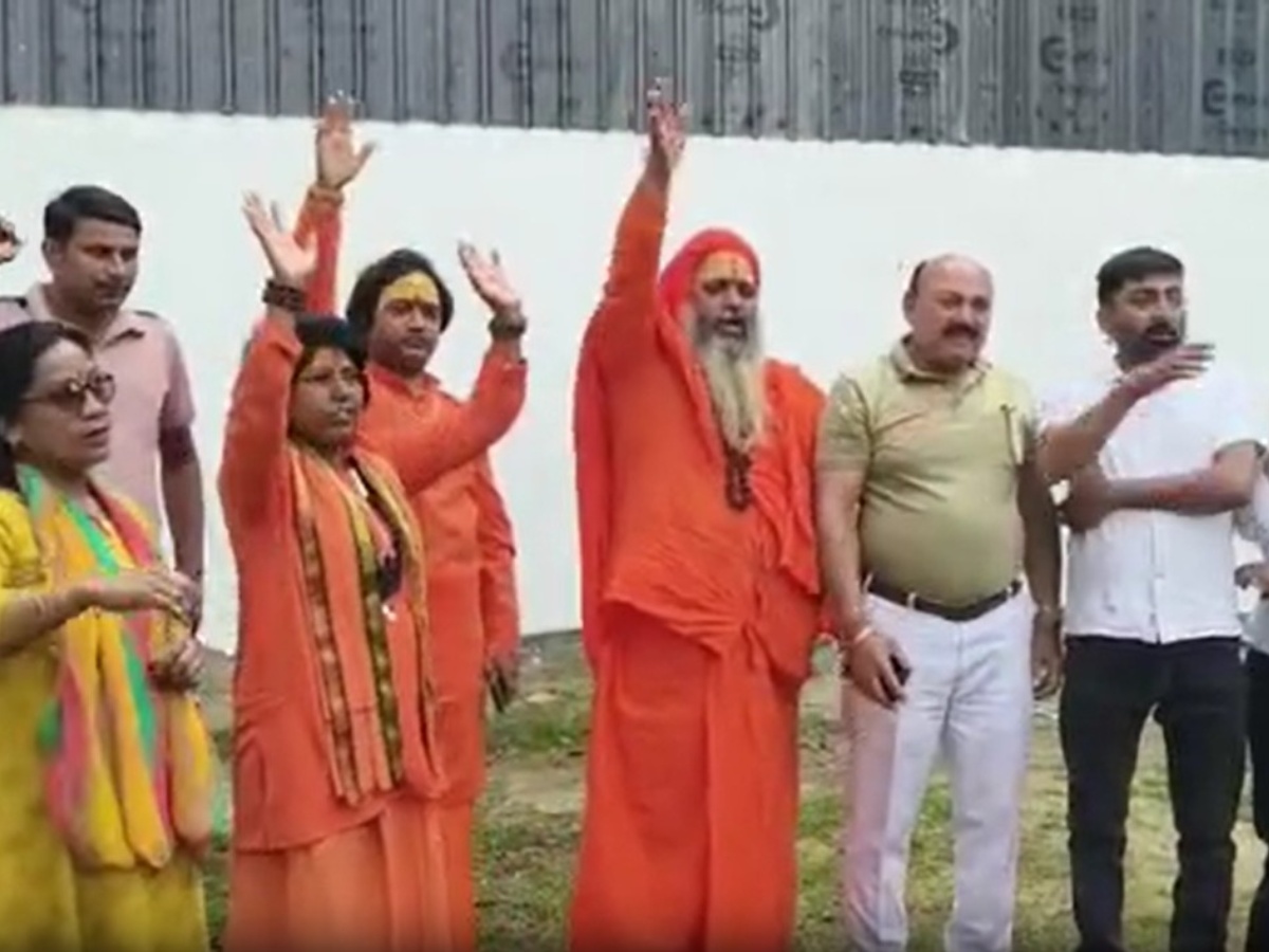 सहारनपुर में 'देशभक्ति का नया पैमाना' तय करने निकला हिंदू रक्षा दल, इमरान मसूद को बना दिया विलेन! सहारनपुर में 'देशभक्ति का नया पैमाना' तय करने निकला हिंदू रक्षा दल, इमरान मसूद को बना दिया विलेन!
