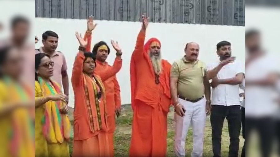 सहारनपुर में 'देशभक्ति का नया पैमाना' तय करने निकला हिंदू रक्षा दल, इमरान मसूद को बना दिया विलेन!