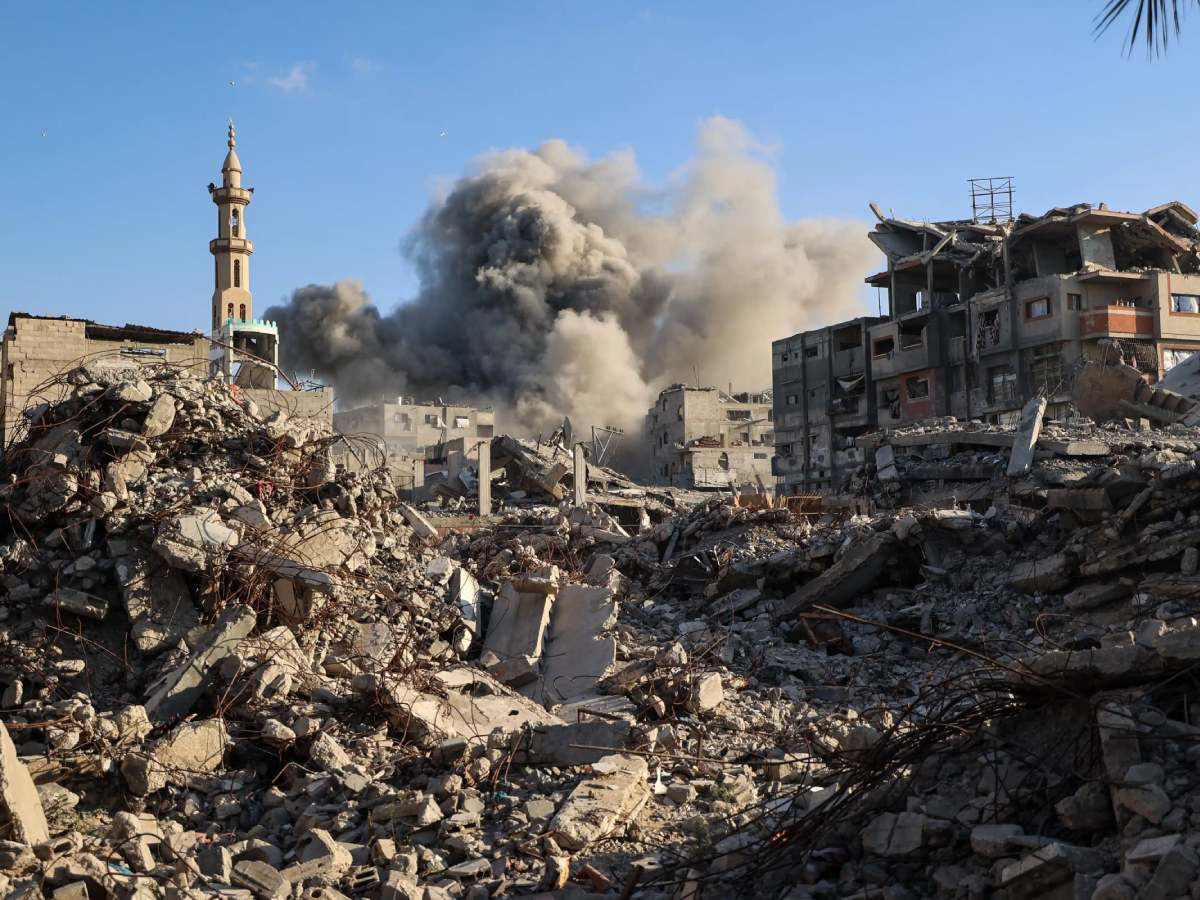 बच्चों और औरतों पर भी नहीं आया रहम, IDF ने की Gaza में 90 लोगों की हत्या बच्चों और औरतों पर भी नहीं आया रहम, IDF ने की Gaza में 90 लोगों की हत्या