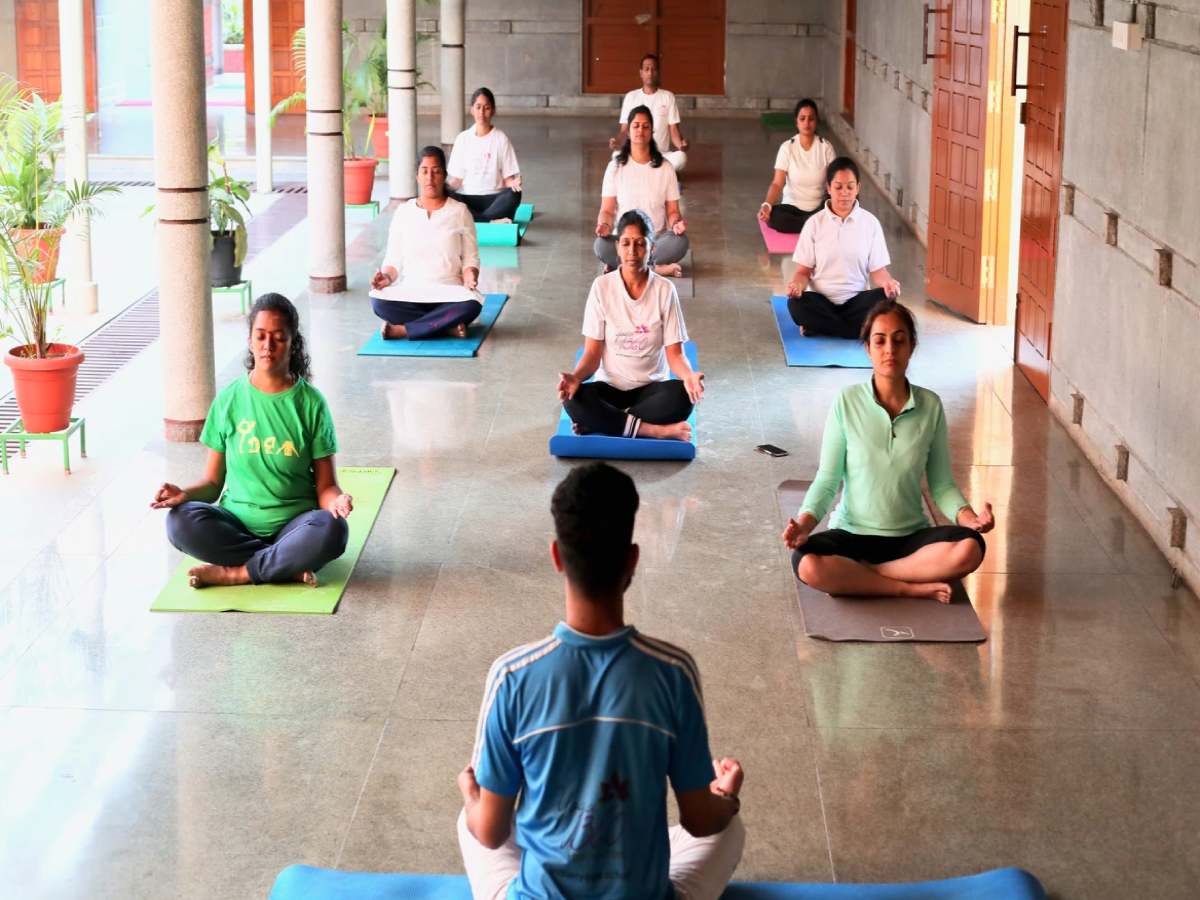 MP News: कोर्स में था तभी कराया, योग आसन कराने पर सस्पेंड मुस्लिम टीचर ने दी सफाई MP News: कोर्स में था तभी कराया, योग आसन कराने पर सस्पेंड मुस्लिम टीचर ने दी सफाई
